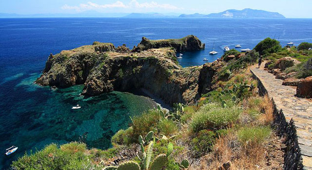 Panarea, en av de lipariska öarna. Sicilien.